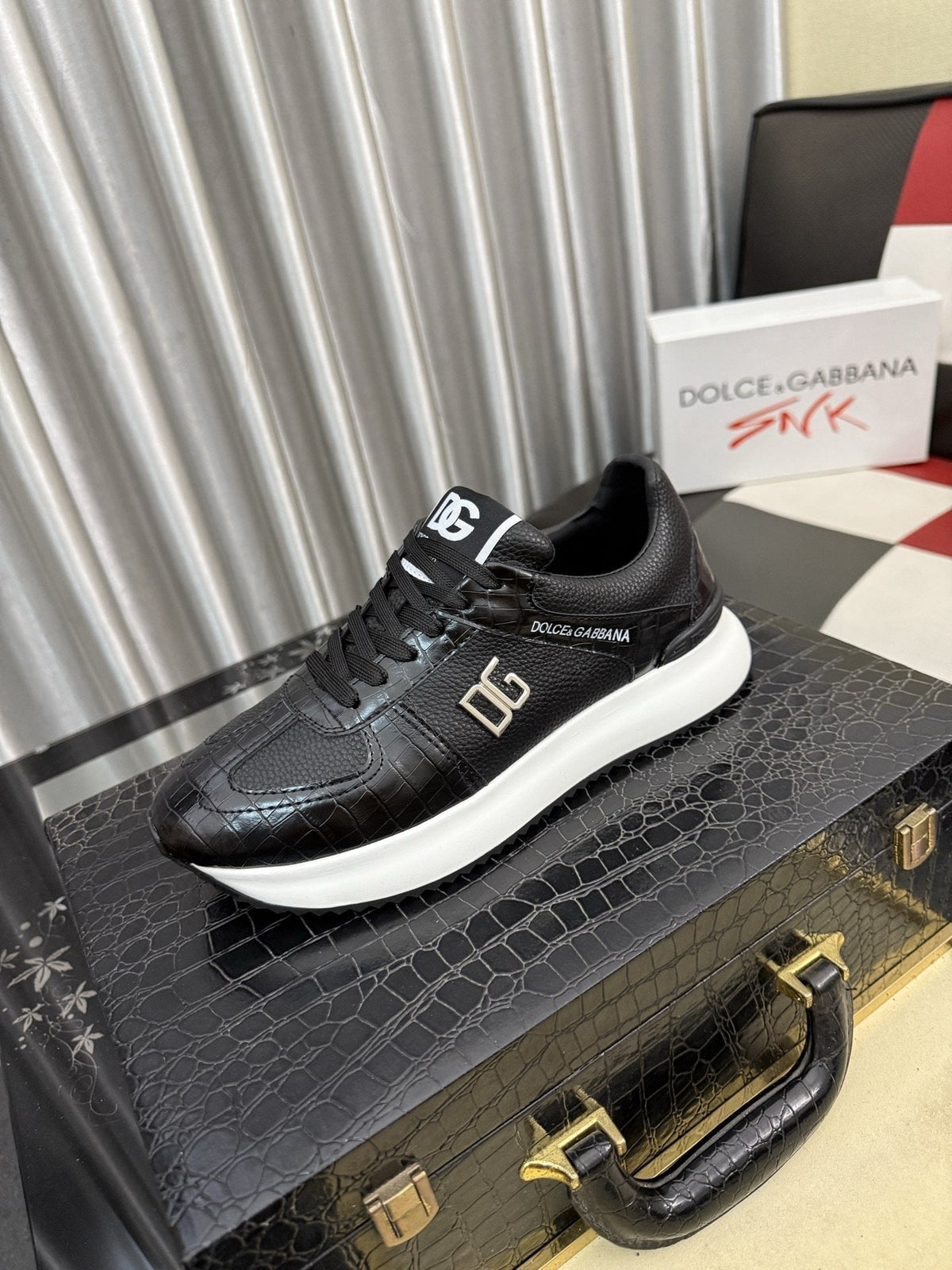 Dolce & Gabbana Metallic DG Logo Low-Top Sneakers